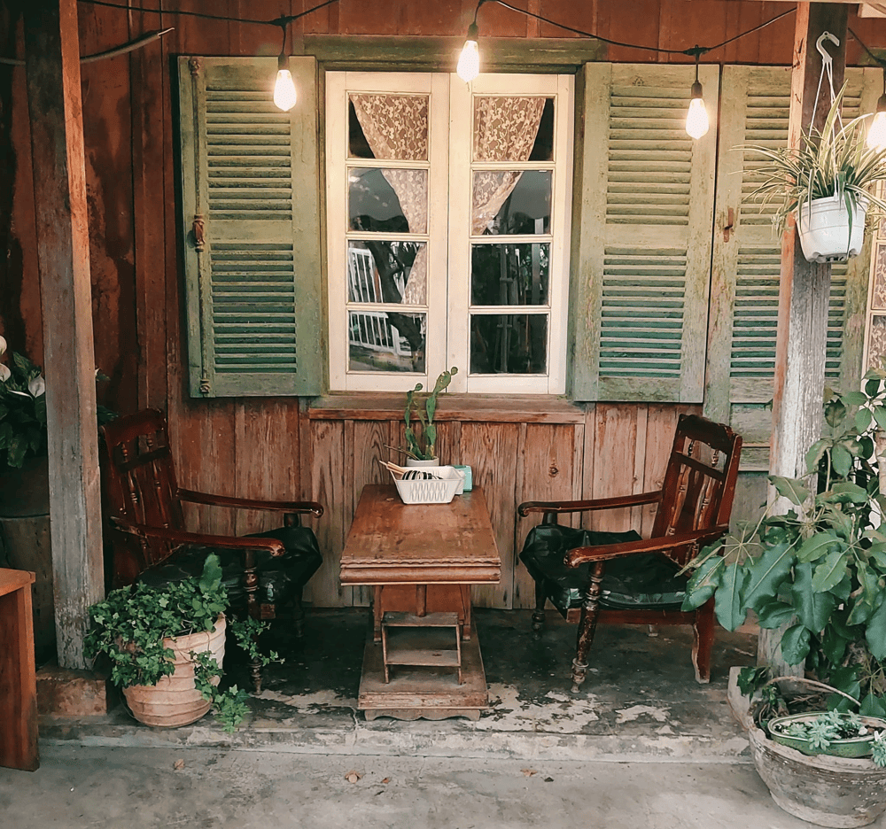 Bếp Nh&agrave; Gỗ c&oacute; kh&ocirc;ng gian s&acirc;n vườn tho&aacute;ng đ&atilde;ng (Nguồn: Fanpage Tiệm Cơm Bếp Nh&agrave; Gỗ)